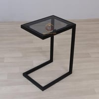 طاولة خدمة للكنب مفرد قاعدة لون أسود وسطح زجاج