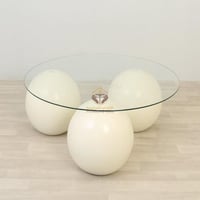 طاولة ضيافة شكل كور رخام ناعم بلون بيج وسطح زجاج