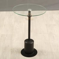 طاولة خدمة القاعدة حديد أسود والسطح زجاج بتصميم عص...