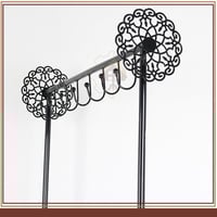 رف معدني لون أسود بتصميم مبتكر لعرض الملابس