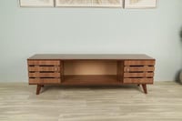 طاولة تلفزيون لون خشبي عرض