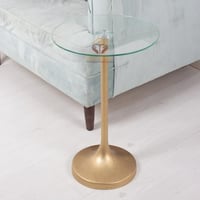 طاولة خدمة السطح زجاج شفاف والقاعدة رخام صناعي لون...