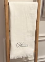 بطانية موسلين مع تطريز الاسم