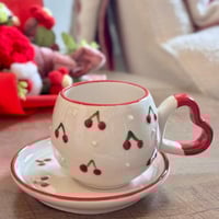 كوب برسمة كرز مع صحن