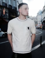 تي شيرت بطباعه خلفيه لون ابيض