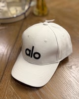 كاب لون ابيض alo