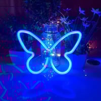 ضوء نيون LED على شكل فراشة
