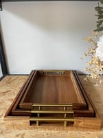 صينية خشب بمسكة ذهبي