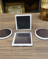 مجموعة لوحات أو تحف خزفية صغيرة الحجم تحمل آية الك...