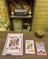 طقم ورق لعب "باصرة" بثلاث أحجام مختلفة، جميعها أكب...