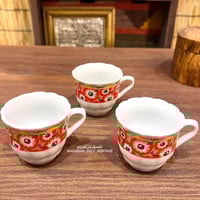 أكواب من الخزف النقي بحجم مميز، مخزنة تخزين ممتاز...