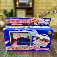 من ألعاب البنات القديمة لعبة 'مكينة الخياطة'، مع ص...