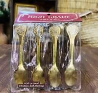 تعليقة بداخلها عدد ۱۲ ملعقة شاي أم جنيه بلون ذهبي...