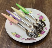 مجموعة مكونة من ٤ ملاعق شاي قديمة وغنية عن التعريف...