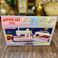 من ألعاب البنات القديمة لعبة 'مكينة الخياطة'، مع ص...