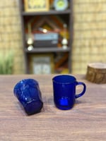 كأسين مصنوعين من زجاج الكوبالت الأزرق المقوّى؛ الذ...