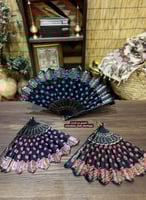 مراوح يدوية أو 'مهفات' قماشية قابلة للطي، كانت تست...