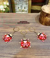 ميدالية مميزة على شكل "الدعسوقة"، مصنوعة صناعة متي...