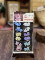 'بكلات' أو ربطات شعر للبنات بألوان زاهية، اشتهرت ف...