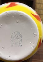 من النوادر؛ طاسة غضار بقطر ٢٠ سم تقريباً، بنقشة ال...