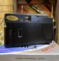 كاميرا قديمة من شركة "ياشيكا" مخزنة بالكرتون مع جر...