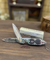 من البنود المميزة سكين 'أم نمر' قديمة جداً مخزنة ب...