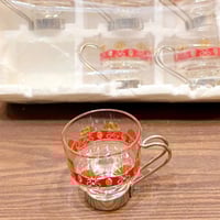 من البنود المميزة كاسات قديمة بحامل وممسك من الإست...