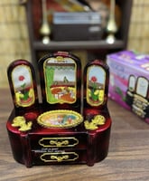 صندوق موسيقى على شكل "تسريحة" بثلاث مرايا ودرجين س...