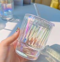 كوب زجاج مع مزاز