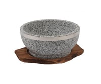 زبدية حجر مع قاعدة تقديم خشبية