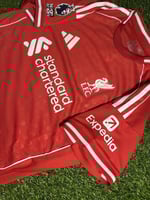 طقم ليفربول الأساسي 2026/25