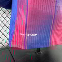 تي شيرت برشلونة الأساسي كم طويل فئة اللاعبين 2026/...