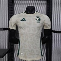 تي شيرت منتخب السعودية الأبيض فئة اللاعبين 2025