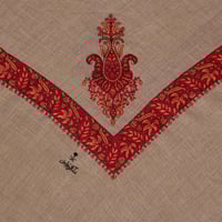 شال كشميري لون بيج غامق مطرز احمر ماركة ملكي خاص