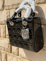 حقيبة ليدي ديور اسود لمعة