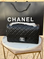 حقيبة شانيل كلاسيكي اسود شعار فضي