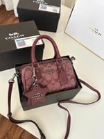 حقيبة كوتش عنابي