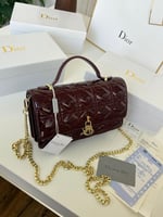 حقيبة ديور عنابي بلمعة ومطفي