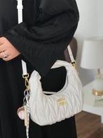 حقيبة ميو ميو الوان