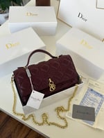 حقيبة ديور عنابي بلمعة ومطفي