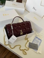 حقيبة ديور عنابي بلمعة ومطفي