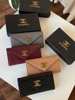 محفظة شانيل الوان