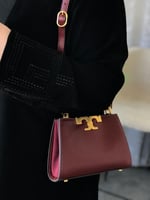 توري بورش عنابي