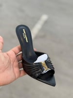 كعب سان لوران اسود