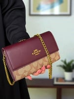 حقيبة كوتش ميني عنابي