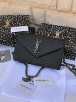 حقيبة سان لوران فضي مستر كوالتي