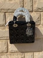 حقيبة ليدي ديور اسود لمعة