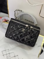 حقيبة مكياج شانيل لمعة على فضي عنابي وأسود