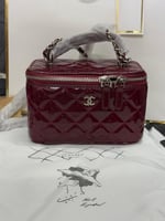 حقيبة مكياج شانيل لمعة على فضي عنابي وأسود