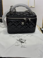 حقيبة مكياج شانيل لمعة على فضي عنابي وأسود